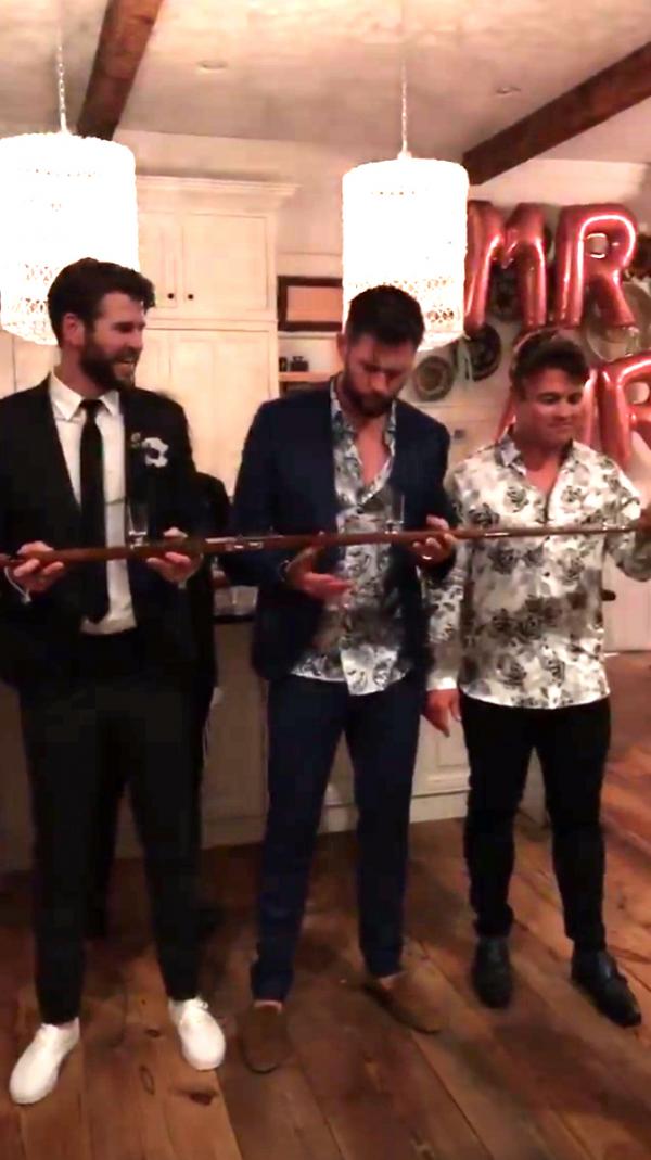 Loạt bằng chứng khiến fan tin rằng Miley Cyrus và Liam Hemsworth đã tổ chức đám cưới bí mật Loạt bằng chứng khiến fan tin rằng Miley Cyrus và Liam Hemsworth đã tổ chức đám cưới bí mật