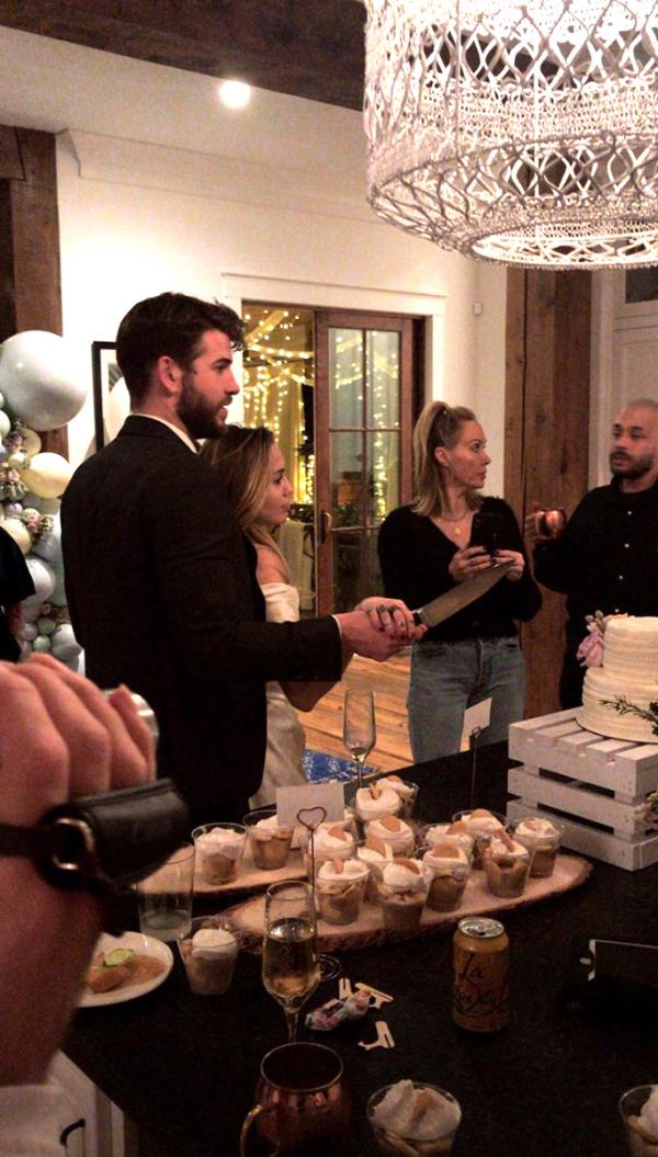 Loạt bằng chứng khiến fan tin rằng Miley Cyrus và Liam Hemsworth đã tổ chức đám cưới bí mật Loạt bằng chứng khiến fan tin rằng Miley Cyrus và Liam Hemsworth đã tổ chức đám cưới bí mật