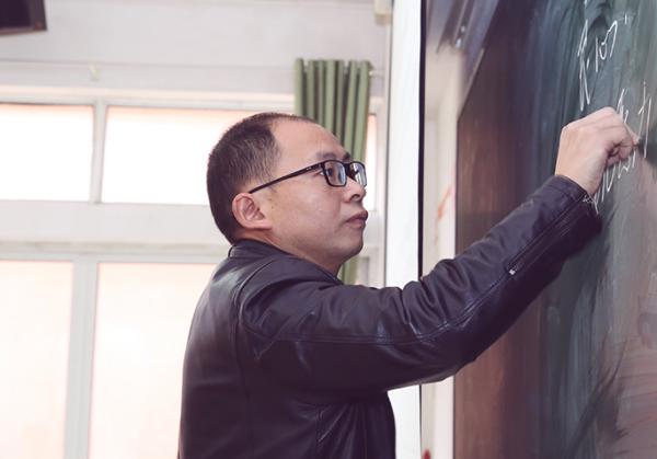Hành trình đằng đẵng 20 năm từ một học sinh bỏ học, nông dân chăn vịt đến chức danh tiến sĩ Hành trình đằng đẵng 20 năm từ một học sinh bỏ học, nông dân chăn vịt đến chức danh tiến sĩ