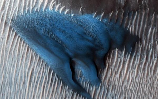 NASA phát hiện đụn cát màu xanh tuyệt đẹp trên sao Hoả NASA phát hiện đụn cát màu xanh tuyệt đẹp trên sao Hoả