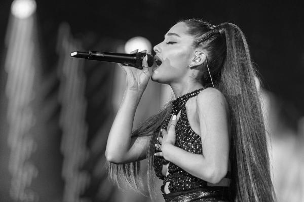 Đoán xem ai là người viết những câu đậm chất 'ngôn tình' này, Ariana Grande hay Shakespeare? Đoán xem ai là người viết những câu đậm chất 'ngôn tình' này, Ariana Grande hay Shakespeare?