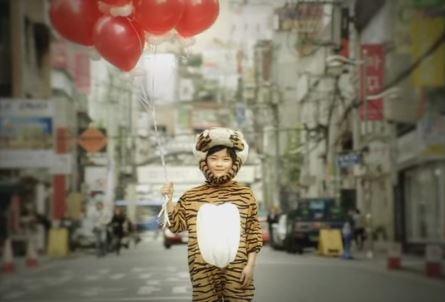 Fan DBSK ngỡ ngàng trước vẻ ngoài 'trổ mã' của 5 cậu bé từng tham gia MV 'Balloons' Fan DBSK ngỡ ngàng trước vẻ ngoài 'trổ mã' của 5 cậu bé từng tham gia MV 'Balloons'