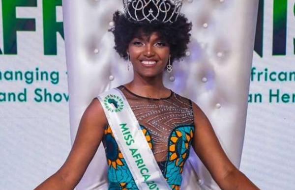 Lần đầu trong lịch sử: Tóc Hoa hậu Congo bốc cháy ngay giây phút cô đăng quang Miss Africa Lần đầu trong lịch sử: Tóc Hoa hậu Congo bốc cháy ngay giây phút cô đăng quang Miss Africa