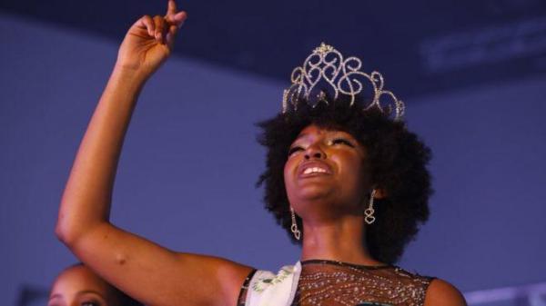 Lần đầu trong lịch sử: Tóc Hoa hậu Congo bốc cháy ngay giây phút cô đăng quang Miss Africa Lần đầu trong lịch sử: Tóc Hoa hậu Congo bốc cháy ngay giây phút cô đăng quang Miss Africa