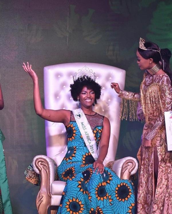 Lần đầu trong lịch sử: Tóc Hoa hậu Congo bốc cháy ngay giây phút cô đăng quang Miss Africa Lần đầu trong lịch sử: Tóc Hoa hậu Congo bốc cháy ngay giây phút cô đăng quang Miss Africa