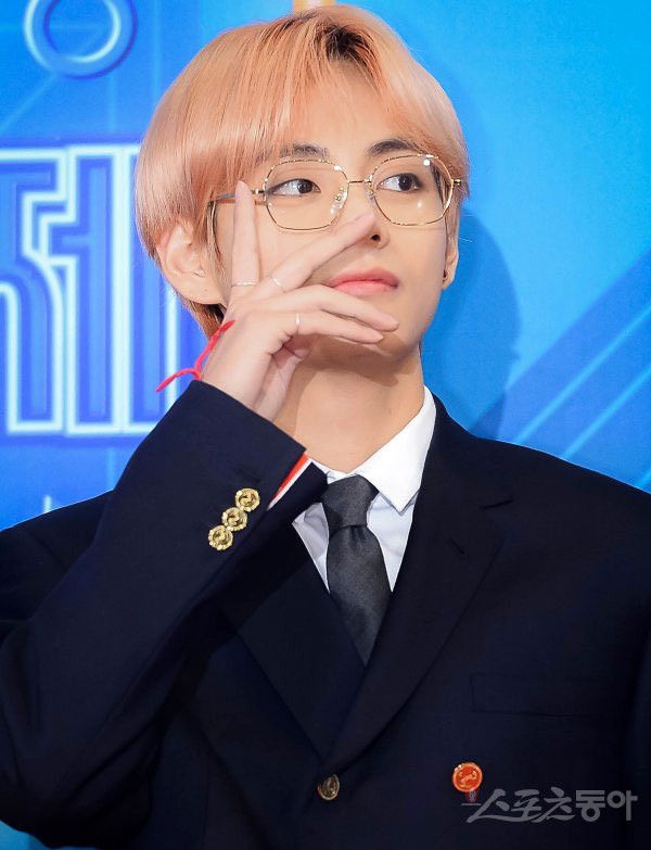 Fans Việt 'chịu chơi' thuê hẳn máy bay để treo băng rôn chúc mừng sinh nhật V (BTS) Fans Việt 'chịu chơi' thuê hẳn máy bay để treo băng rôn chúc mừng sinh nhật V (BTS)