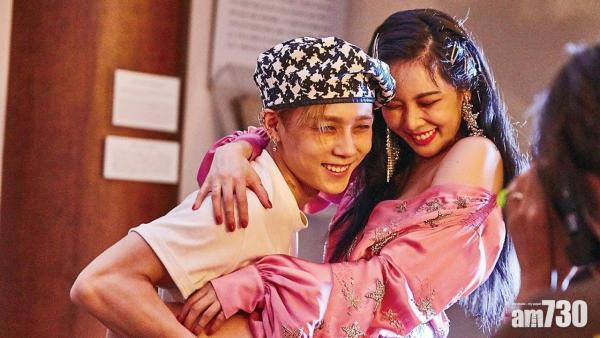 10 lùm xùm động trời năm 2018: Người qua đường 'hít drama' còn fan K-Pop 'sợ không dám thở' 10 lùm xùm động trời năm 2018: Người qua đường 'hít drama' còn fan K-Pop 'sợ không dám thở'