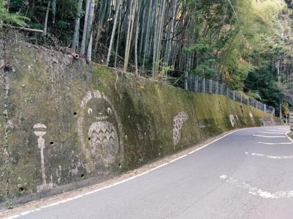 Các nhân vật Ghibli xuất hiện bí ẩn trên bức tường rêu tại Nhật Bản Các nhân vật Ghibli xuất hiện bí ẩn trên bức tường rêu tại Nhật Bản
