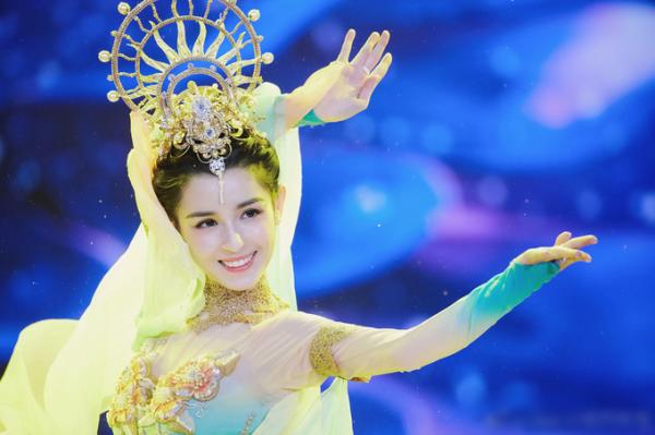 Nổi tiếng mới 1 tháng, Cáp Ni Khắc Tư đã nhận được nhiều biệt đãi từ các 'ông lớn' Nổi tiếng mới 1 tháng, Cáp Ni Khắc Tư đã nhận được nhiều biệt đãi từ các 'ông lớn'