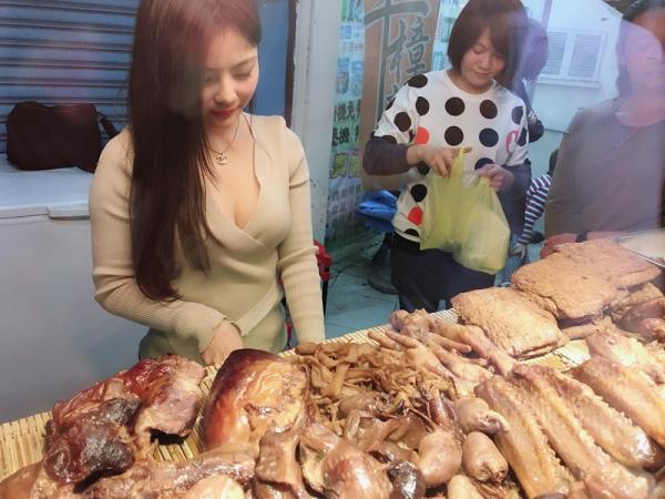 Quán thịt ế ẩm bỗng doanh thu tăng gấp 4 lần sau một đêm nhờ thuê hotgirl đến bán Quán thịt ế ẩm bỗng doanh thu tăng gấp 4 lần sau một đêm nhờ thuê hotgirl đến bán
