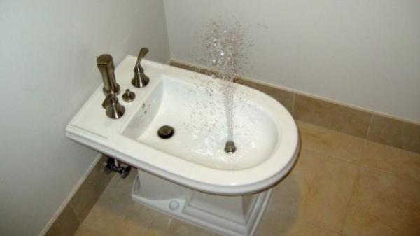 Thời đại hội nhập rồi, nhớ tìm hiểu cấu trúc toilet các nước để còn biết mà dùng cho đúng Thời đại hội nhập rồi, nhớ tìm hiểu cấu trúc toilet các nước để còn biết mà dùng cho đúng
