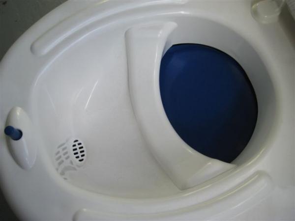 Thời đại hội nhập rồi, nhớ tìm hiểu cấu trúc toilet các nước để còn biết mà dùng cho đúng Thời đại hội nhập rồi, nhớ tìm hiểu cấu trúc toilet các nước để còn biết mà dùng cho đúng