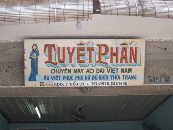 Cái 'hồn' của biển hiệu Hội An đầy hoài cổ được thu về dưới bàn tay chàng họa sĩ trẻ Cái 'hồn' của biển hiệu Hội An đầy hoài cổ được thu về dưới bàn tay chàng họa sĩ trẻ