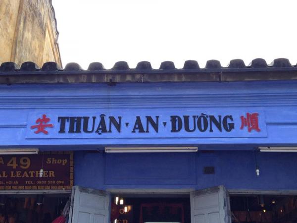 Cái 'hồn' của biển hiệu Hội An đầy hoài cổ được thu về dưới bàn tay chàng họa sĩ trẻ Cái 'hồn' của biển hiệu Hội An đầy hoài cổ được thu về dưới bàn tay chàng họa sĩ trẻ