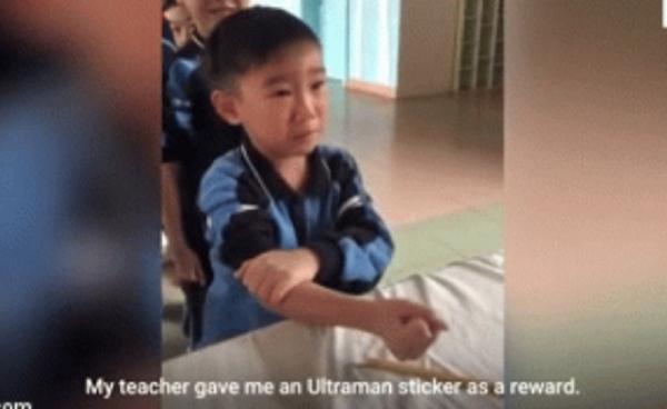 Cậu bé sợ tiêm tự trấn an mình: 'Là con trai phải dũng cảm lên' Cậu bé sợ tiêm tự trấn an mình: 'Là con trai phải dũng cảm lên'