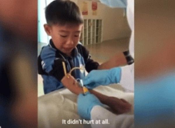 Cậu bé sợ tiêm tự trấn an mình: 'Là con trai phải dũng cảm lên' Cậu bé sợ tiêm tự trấn an mình: 'Là con trai phải dũng cảm lên'