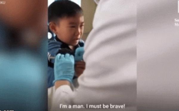 Cậu bé sợ tiêm tự trấn an mình: 'Là con trai phải dũng cảm lên' Cậu bé sợ tiêm tự trấn an mình: 'Là con trai phải dũng cảm lên'