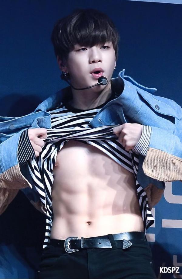 MC người Hy Lạp gây phẫn nộ khi xúc phạm ngoại hình và gọi BTS, Sehun, Kang Daniel là phụ nữ MC người Hy Lạp gây phẫn nộ khi xúc phạm ngoại hình và gọi BTS, Sehun, Kang Daniel là phụ nữ