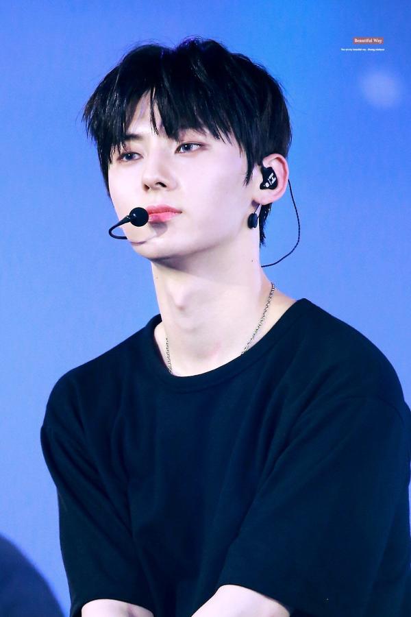 Wanna One vừa hết hợp đồng, Minhyun đã khiến fan NU'EST tủi thân vì hành động vô tình này Wanna One vừa hết hợp đồng, Minhyun đã khiến fan NU'EST tủi thân vì hành động vô tình này