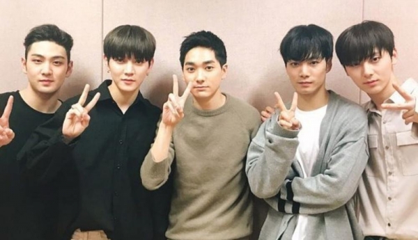 Wanna One vừa hết hợp đồng, Minhyun đã khiến fan NU'EST tủi thân vì hành động vô tình này Wanna One vừa hết hợp đồng, Minhyun đã khiến fan NU'EST tủi thân vì hành động vô tình này
