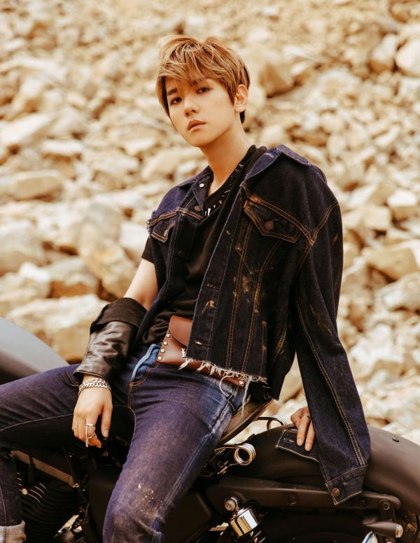 Baekhyun đáp trả cực gắt khi bắt quả tang fan cuồng bán thông tin của EXO trên Twitter Baekhyun đáp trả cực gắt khi bắt quả tang fan cuồng bán thông tin của EXO trên Twitter