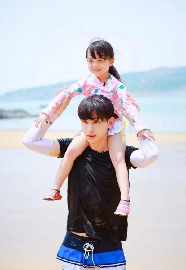 Khoảnh khắc các nam thần Hoa ngữ chăm em bé khiến fan mơ về 'ngôi nhà và những đứa trẻ' Khoảnh khắc các nam thần Hoa ngữ chăm em bé khiến fan mơ về 'ngôi nhà và những đứa trẻ'
