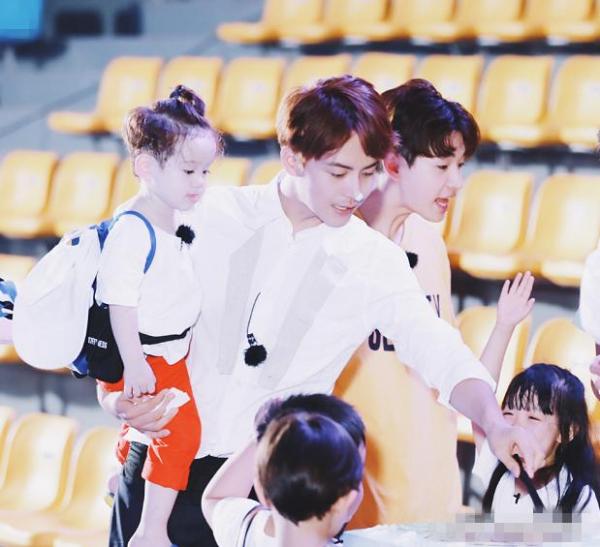 Khoảnh khắc các nam thần Hoa ngữ chăm em bé khiến fan mơ về 'ngôi nhà và những đứa trẻ' Khoảnh khắc các nam thần Hoa ngữ chăm em bé khiến fan mơ về 'ngôi nhà và những đứa trẻ'