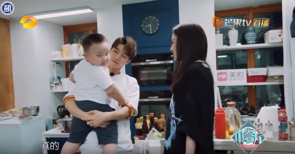 Khoảnh khắc các nam thần Hoa ngữ chăm em bé khiến fan mơ về 'ngôi nhà và những đứa trẻ' Khoảnh khắc các nam thần Hoa ngữ chăm em bé khiến fan mơ về 'ngôi nhà và những đứa trẻ'