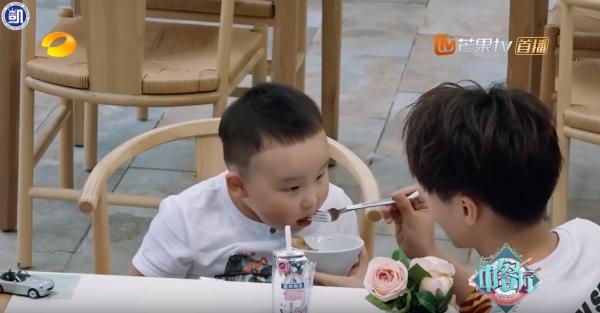 Khoảnh khắc các nam thần Hoa ngữ chăm em bé khiến fan mơ về 'ngôi nhà và những đứa trẻ' Khoảnh khắc các nam thần Hoa ngữ chăm em bé khiến fan mơ về 'ngôi nhà và những đứa trẻ'