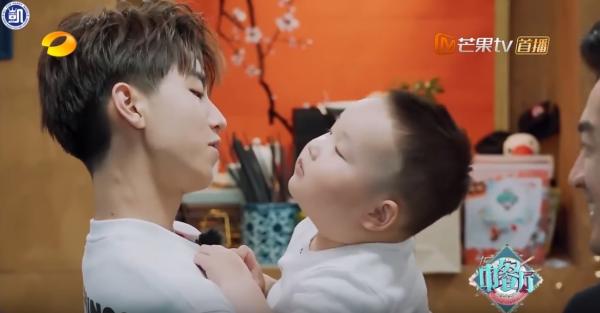 Khoảnh khắc các nam thần Hoa ngữ chăm em bé khiến fan mơ về 'ngôi nhà và những đứa trẻ' Khoảnh khắc các nam thần Hoa ngữ chăm em bé khiến fan mơ về 'ngôi nhà và những đứa trẻ'