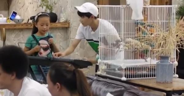 Khoảnh khắc các nam thần Hoa ngữ chăm em bé khiến fan mơ về 'ngôi nhà và những đứa trẻ' Khoảnh khắc các nam thần Hoa ngữ chăm em bé khiến fan mơ về 'ngôi nhà và những đứa trẻ'