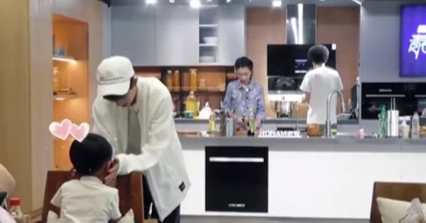Khoảnh khắc các nam thần Hoa ngữ chăm em bé khiến fan mơ về 'ngôi nhà và những đứa trẻ' Khoảnh khắc các nam thần Hoa ngữ chăm em bé khiến fan mơ về 'ngôi nhà và những đứa trẻ'