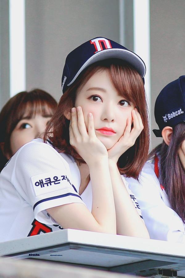 Khoảnh khắc dễ cưng nhất ISAC hôm nay: Nữ idol đói bụng đi ăn ké hotdog của fandom hàng xóm Khoảnh khắc dễ cưng nhất ISAC hôm nay: Nữ idol đói bụng đi ăn ké hotdog của fandom hàng xóm