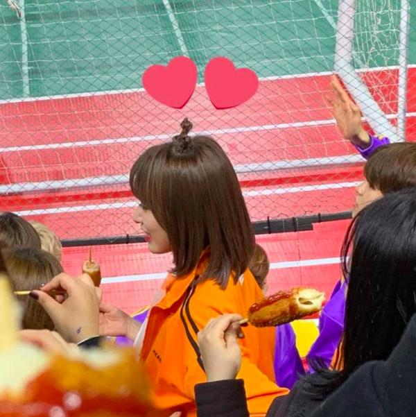 Khoảnh khắc dễ cưng nhất ISAC hôm nay: Nữ idol đói bụng đi ăn ké hotdog của fandom hàng xóm Khoảnh khắc dễ cưng nhất ISAC hôm nay: Nữ idol đói bụng đi ăn ké hotdog của fandom hàng xóm