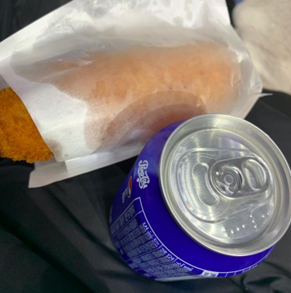 Khoảnh khắc dễ cưng nhất ISAC hôm nay: Nữ idol đói bụng đi ăn ké hotdog của fandom hàng xóm Khoảnh khắc dễ cưng nhất ISAC hôm nay: Nữ idol đói bụng đi ăn ké hotdog của fandom hàng xóm