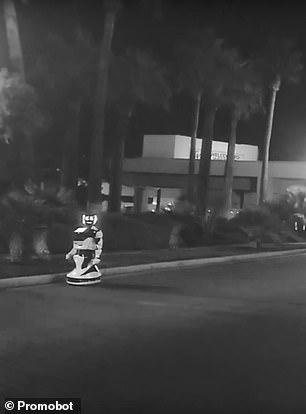 Chú robot tò mò ra khỏi hàng ngũ và bị xe Tesla tự lái gây tai nạn 'thảm khốc' Chú robot tò mò ra khỏi hàng ngũ và bị xe Tesla tự lái gây tai nạn 'thảm khốc'
