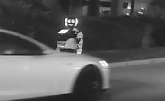 Chú robot tò mò ra khỏi hàng ngũ và bị xe Tesla tự lái gây tai nạn 'thảm khốc' Chú robot tò mò ra khỏi hàng ngũ và bị xe Tesla tự lái gây tai nạn 'thảm khốc'