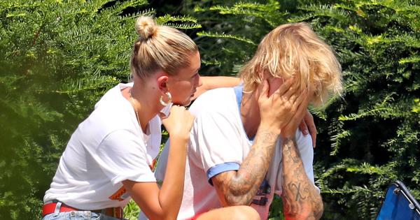 Loạt khoảnh khắc Hailey ở bên Justin khiến dân tình tự hỏi: 'Sao giống mẹ và con trai thế?' Loạt khoảnh khắc Hailey ở bên Justin khiến dân tình tự hỏi: 'Sao giống mẹ và con trai thế?'
