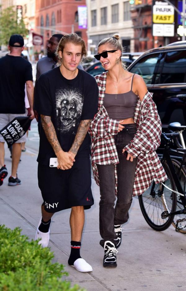 Loạt khoảnh khắc Hailey ở bên Justin khiến dân tình tự hỏi: 'Sao giống mẹ và con trai thế?' Loạt khoảnh khắc Hailey ở bên Justin khiến dân tình tự hỏi: 'Sao giống mẹ và con trai thế?'