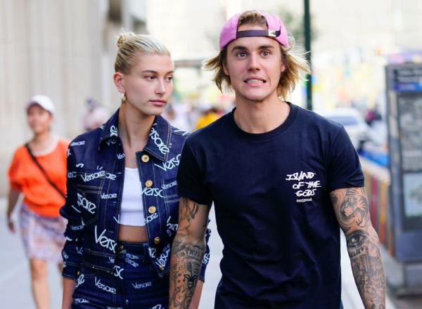 Loạt khoảnh khắc Hailey ở bên Justin khiến dân tình tự hỏi: 'Sao giống mẹ và con trai thế?' Loạt khoảnh khắc Hailey ở bên Justin khiến dân tình tự hỏi: 'Sao giống mẹ và con trai thế?'