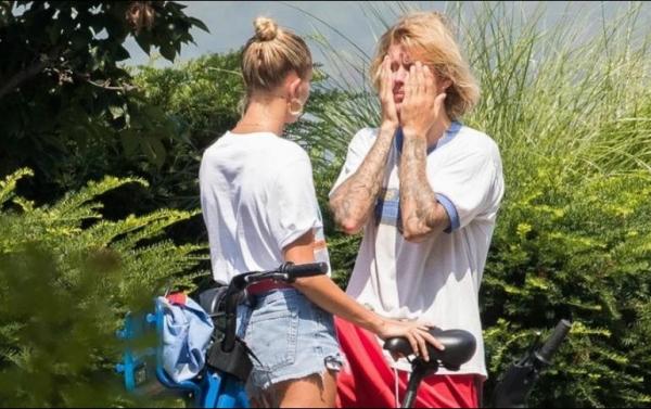 Loạt khoảnh khắc Hailey ở bên Justin khiến dân tình tự hỏi: 'Sao giống mẹ và con trai thế?' Loạt khoảnh khắc Hailey ở bên Justin khiến dân tình tự hỏi: 'Sao giống mẹ và con trai thế?'