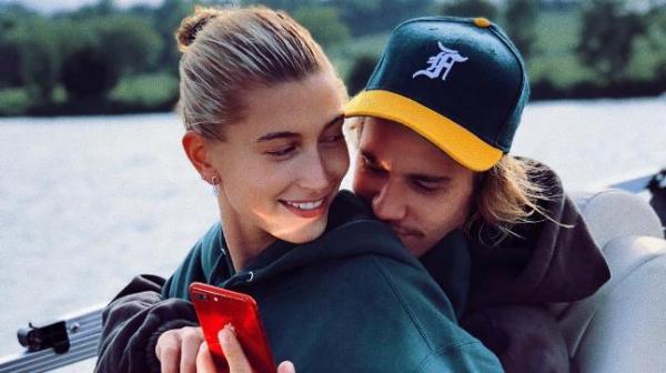 Loạt khoảnh khắc Hailey ở bên Justin khiến dân tình tự hỏi: 'Sao giống mẹ và con trai thế?' Loạt khoảnh khắc Hailey ở bên Justin khiến dân tình tự hỏi: 'Sao giống mẹ và con trai thế?'