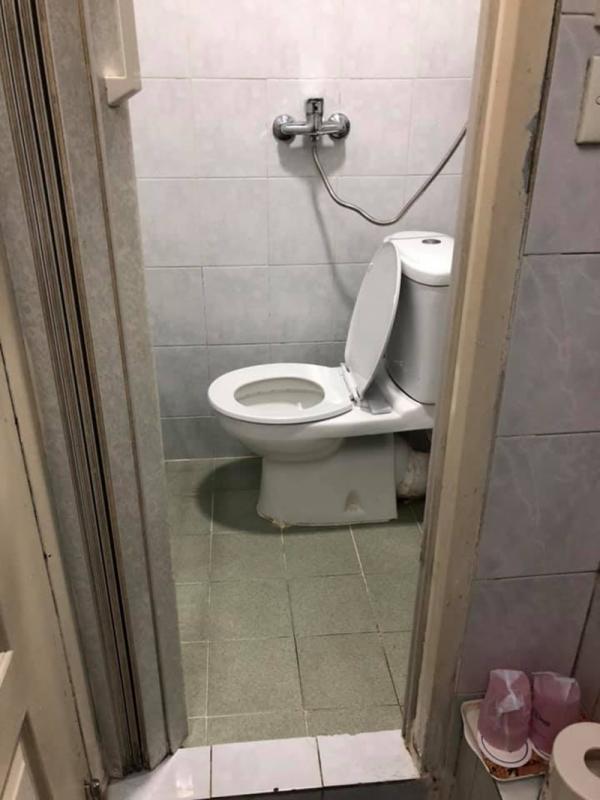Vị khách choáng váng vì căn phòng nhỏ như 'quan tài', view... nhà vệ sinh ở Hong Kong Vị khách choáng váng vì căn phòng nhỏ như 'quan tài', view... nhà vệ sinh ở Hong Kong