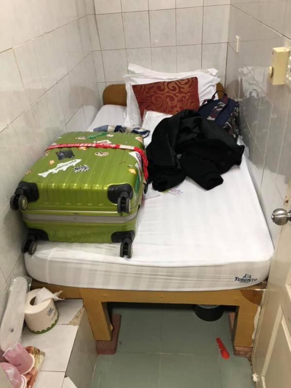 Vị khách choáng váng vì căn phòng nhỏ như 'quan tài', view... nhà vệ sinh ở Hong Kong Vị khách choáng váng vì căn phòng nhỏ như 'quan tài', view... nhà vệ sinh ở Hong Kong