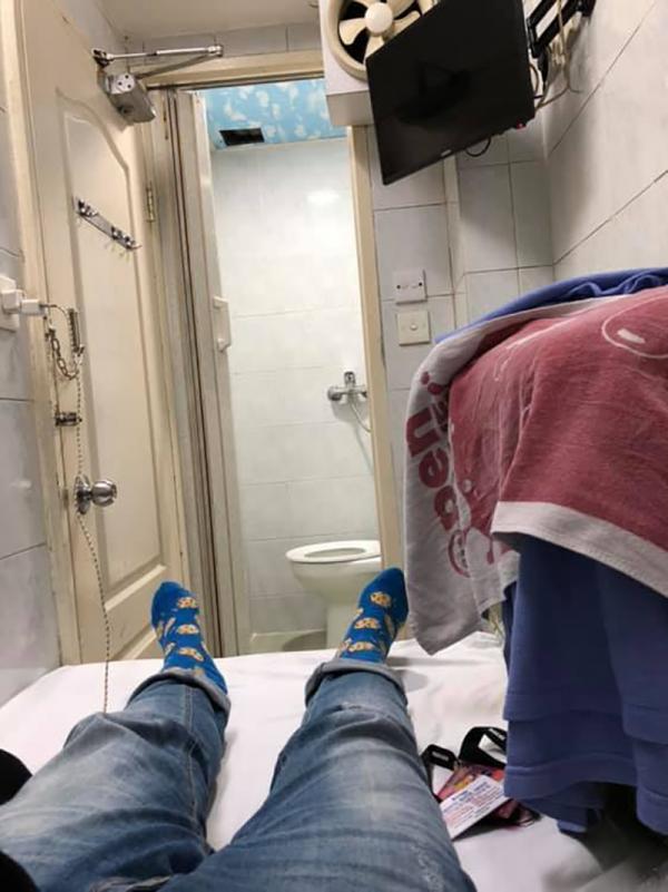 Vị khách choáng váng vì căn phòng nhỏ như 'quan tài', view... nhà vệ sinh ở Hong Kong Vị khách choáng váng vì căn phòng nhỏ như 'quan tài', view... nhà vệ sinh ở Hong Kong