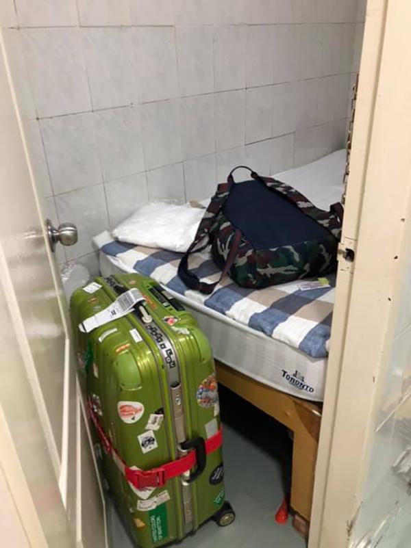 Vị khách choáng váng vì căn phòng nhỏ như 'quan tài', view... nhà vệ sinh ở Hong Kong Vị khách choáng váng vì căn phòng nhỏ như 'quan tài', view... nhà vệ sinh ở Hong Kong