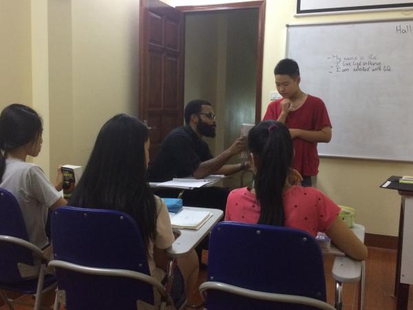Tây ăn xin để đi du lịch - Chuyện cười ra nước mắt ở các nước châu Á Tây ăn xin để đi du lịch - Chuyện cười ra nước mắt ở các nước châu Á