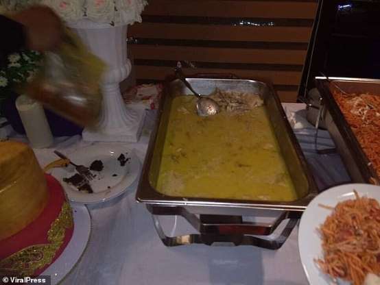 Cô dâu bật khóc nức nở khi thấy bánh cưới của mình làm từ... mút xốp Cô dâu bật khóc nức nở khi thấy bánh cưới của mình làm từ... mút xốp