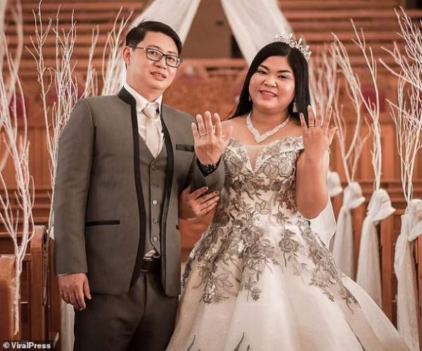 Cô dâu bật khóc nức nở khi thấy bánh cưới của mình làm từ... mút xốp Cô dâu bật khóc nức nở khi thấy bánh cưới của mình làm từ... mút xốp
