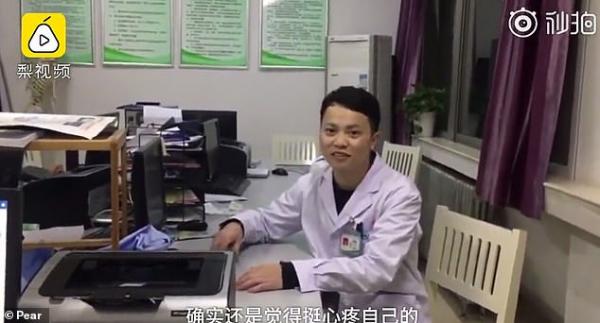 Bác sĩ phẫu thuật ngủ gục vì mệt nhưng vẫn nắm chặt cánh tay vừa nối lại cho bệnh nhân Bác sĩ phẫu thuật ngủ gục vì mệt nhưng vẫn nắm chặt cánh tay vừa nối lại cho bệnh nhân